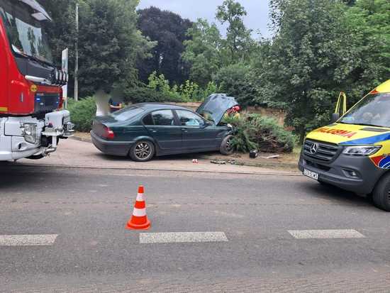 [FOTO] Zderzenie volkswagena z BMW w Henrykowie. 65-latek zakleszczony w pojeździe
