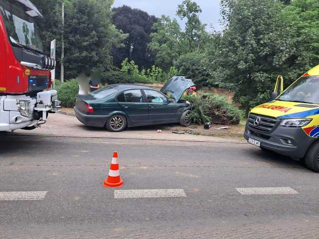 [FOTO] Zderzenie volkswagena z BMW w Henrykowie. 65-latek zakleszczony w pojeździe