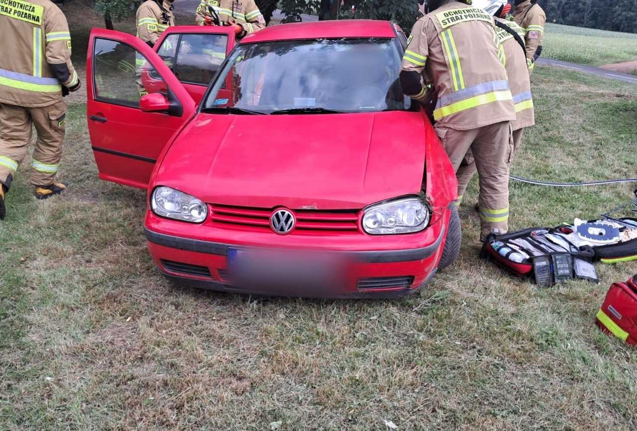 [FOTO] Zderzenie volkswagena z BMW w Henrykowie. 65-latek zakleszczony w pojeździe