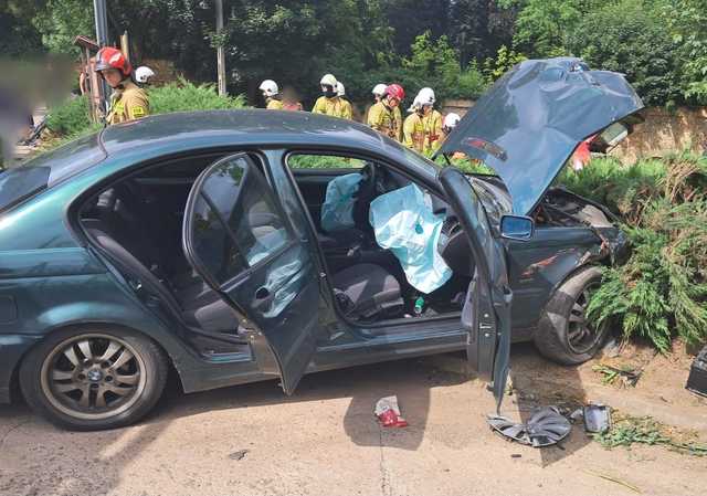 [FOTO] Zderzenie volkswagena z BMW w Henrykowie. 65-latek zakleszczony w pojeździe