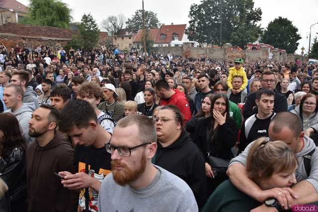 [FOTO] Guzior na żywo w Ząbkowicach Śląskich. Z tym rapem to fajnie tak pykło 