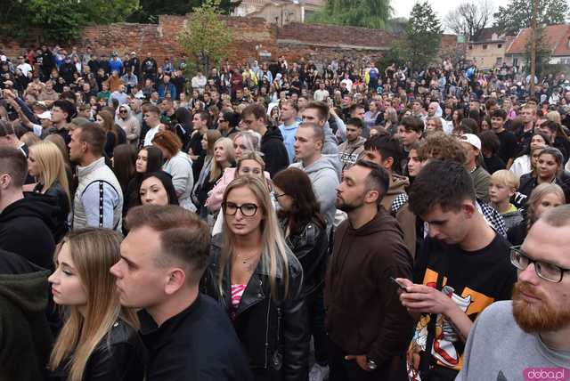 [FOTO] Guzior na żywo w Ząbkowicach Śląskich. Z tym rapem to fajnie tak pykło 