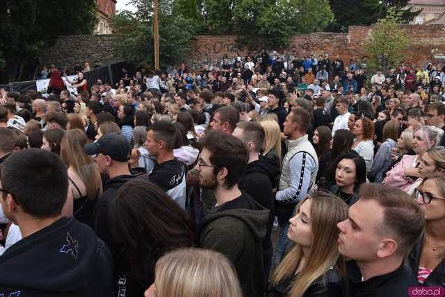 [FOTO] Guzior na żywo w Ząbkowicach Śląskich. Z tym rapem to fajnie tak pykło 