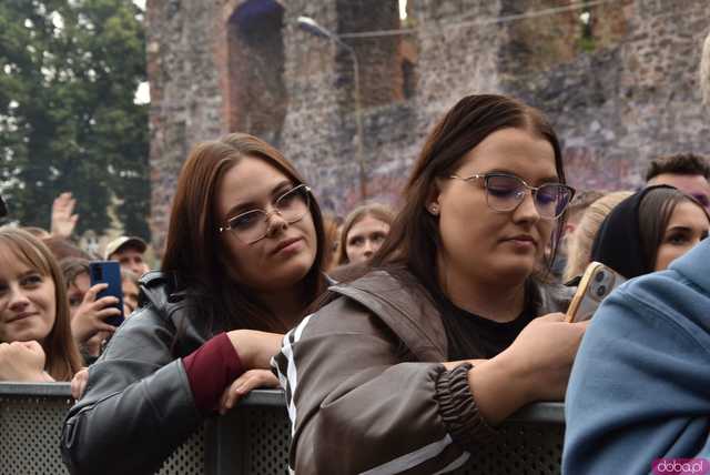 [FOTO] Guzior na żywo w Ząbkowicach Śląskich. Z tym rapem to fajnie tak pykło 