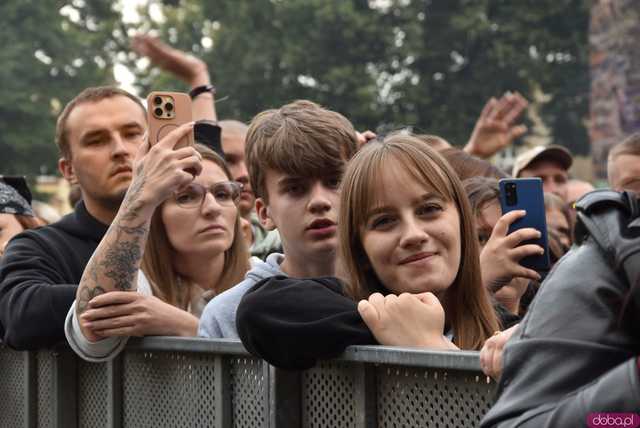 [FOTO] Guzior na żywo w Ząbkowicach Śląskich. Z tym rapem to fajnie tak pykło 