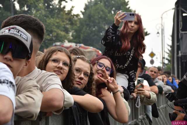 [FOTO] Guzior na żywo w Ząbkowicach Śląskich. Z tym rapem to fajnie tak pykło 