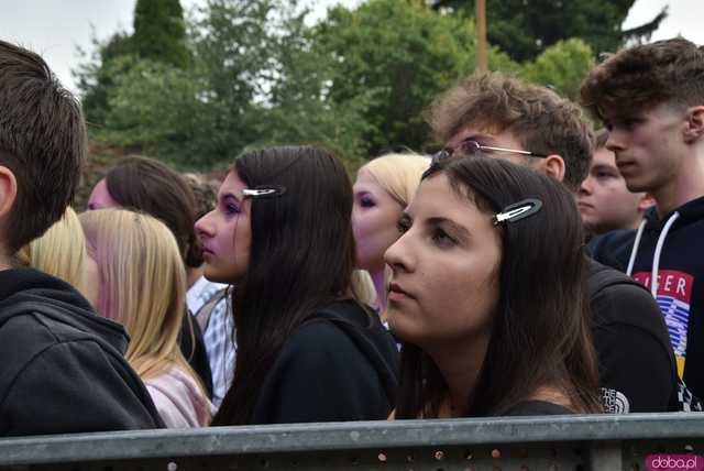 [FOTO] Guzior na żywo w Ząbkowicach Śląskich. Z tym rapem to fajnie tak pykło 