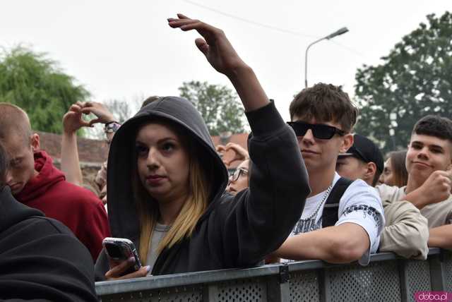 [FOTO] Guzior na żywo w Ząbkowicach Śląskich. Z tym rapem to fajnie tak pykło 