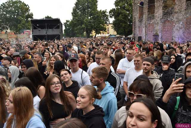 [FOTO] Guzior na żywo w Ząbkowicach Śląskich. Z tym rapem to fajnie tak pykło 