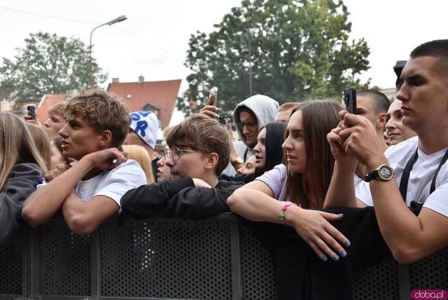 [FOTO] Guzior na żywo w Ząbkowicach Śląskich. Z tym rapem to fajnie tak pykło 