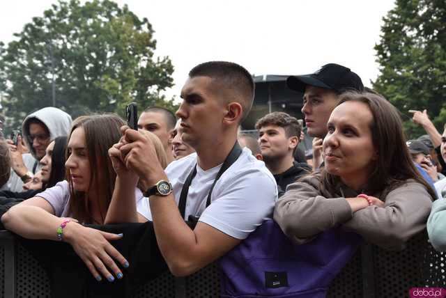 [FOTO] Guzior na żywo w Ząbkowicach Śląskich. Z tym rapem to fajnie tak pykło 