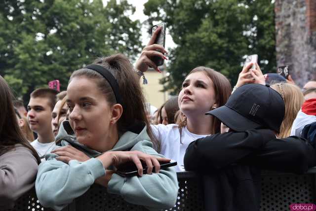 [FOTO] Guzior na żywo w Ząbkowicach Śląskich. Z tym rapem to fajnie tak pykło 