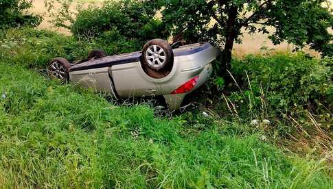 69-latek wypadł z drogi w Strąkowej. Auto zakończyło jazdę w rowie