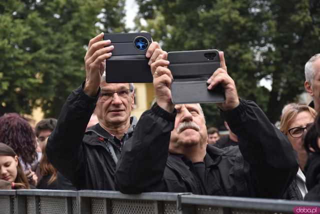 [FOTO] Na początek Kobranocka! To ona przywitała publikę drugiego dnia Dni i Nocy Krzywej Wieży 
