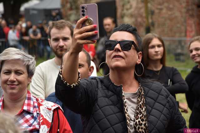[FOTO] Na początek Kobranocka! To ona przywitała publikę drugiego dnia Dni i Nocy Krzywej Wieży 