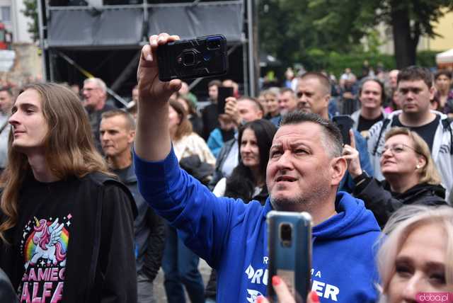 [FOTO] Na początek Kobranocka! To ona przywitała publikę drugiego dnia Dni i Nocy Krzywej Wieży 