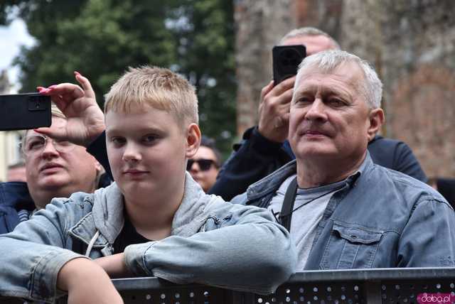 [FOTO] Na początek Kobranocka! To ona przywitała publikę drugiego dnia Dni i Nocy Krzywej Wieży 