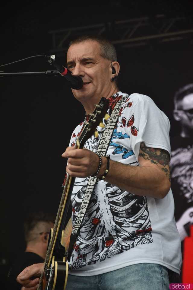 [FOTO] Na początek Kobranocka! To ona przywitała publikę drugiego dnia Dni i Nocy Krzywej Wieży 