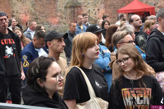 [FOTO] Na początek Kobranocka! To ona przywitała publikę drugiego dnia Dni i Nocy Krzywej Wieży 