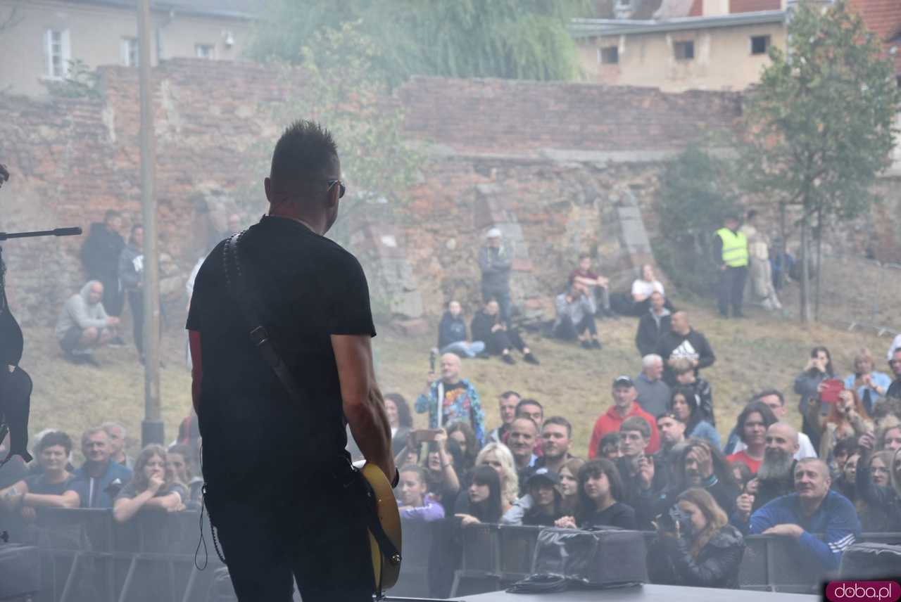 [FOTO] Na początek Kobranocka! To ona przywitała publikę drugiego dnia Dni i Nocy Krzywej Wieży 