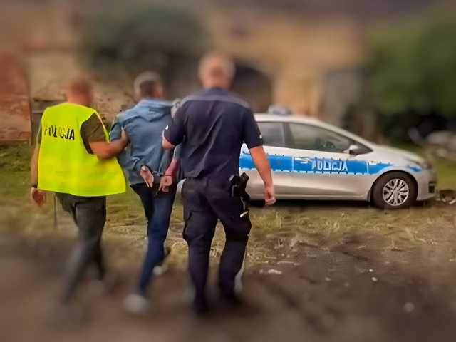 [FOTO, WIDEO] Usiłowanie podpalenia w Kamieńcu Ząbkowickim. 53-latek zatrzymany przez policję