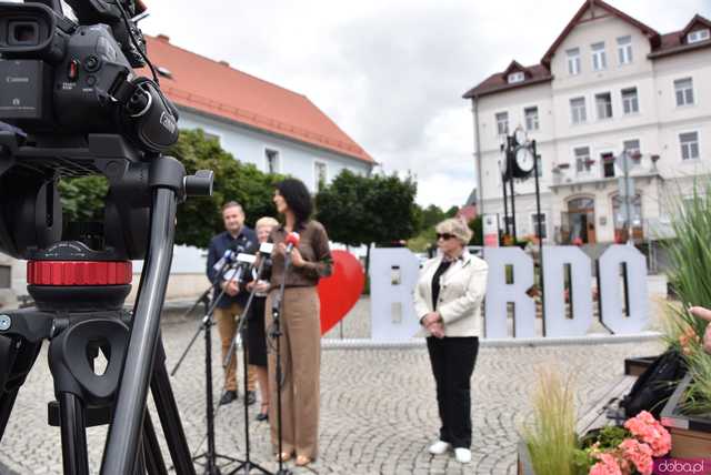 [FOTO, WIDEO] Czy uczniowie wrócą do szkoły we wrześniu? Jak zmieni się Centrum Kultury w Bardzie? Rząd przekazał kolejne miliony na odbudowę 