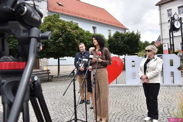[FOTO, WIDEO] Czy uczniowie wrócą do szkoły we wrześniu? Jak zmieni się Centrum Kultury w Bardzie? Rząd przekazał kolejne miliony na odbudowę 