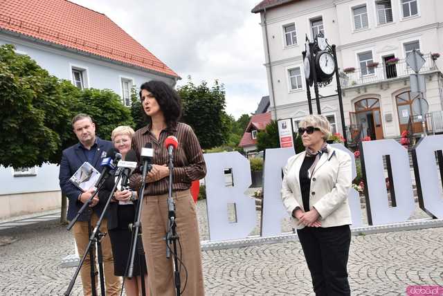 [FOTO, WIDEO] Czy uczniowie wrócą do szkoły we wrześniu? Jak zmieni się Centrum Kultury w Bardzie? Rząd przekazał kolejne miliony na odbudowę 