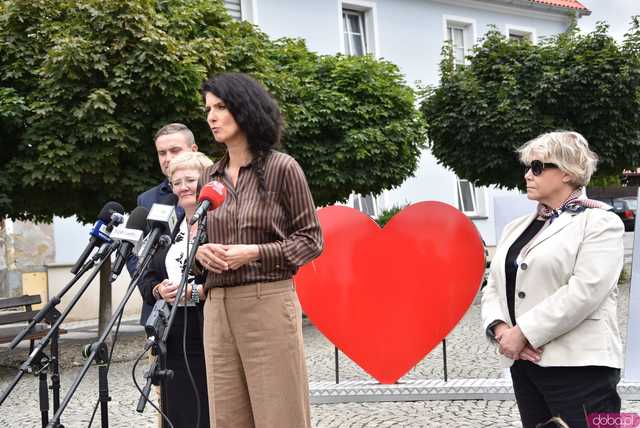 [FOTO, WIDEO] Czy uczniowie wrócą do szkoły we wrześniu? Jak zmieni się Centrum Kultury w Bardzie? Rząd przekazał kolejne miliony na odbudowę 