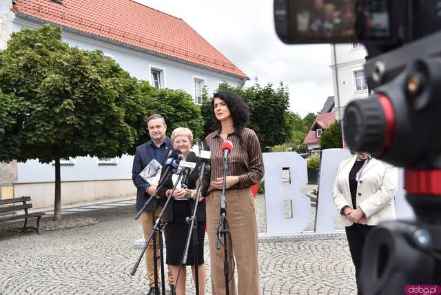 [FOTO, WIDEO] Czy uczniowie wrócą do szkoły we wrześniu? Jak zmieni się Centrum Kultury w Bardzie? Rząd przekazał kolejne miliony na odbudowę 