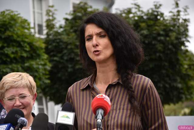 [FOTO, WIDEO] Czy uczniowie wrócą do szkoły we wrześniu? Jak zmieni się Centrum Kultury w Bardzie? Rząd przekazał kolejne miliony na odbudowę 