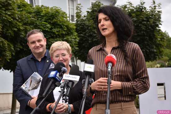 [FOTO, WIDEO] Czy uczniowie wrócą do szkoły we wrześniu? Jak zmieni się Centrum Kultury w Bardzie? Rząd przekazał kolejne miliony na odbudowę 