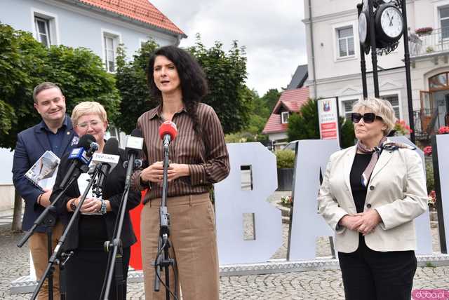 [FOTO, WIDEO] Czy uczniowie wrócą do szkoły we wrześniu? Jak zmieni się Centrum Kultury w Bardzie? Rząd przekazał kolejne miliony na odbudowę 
