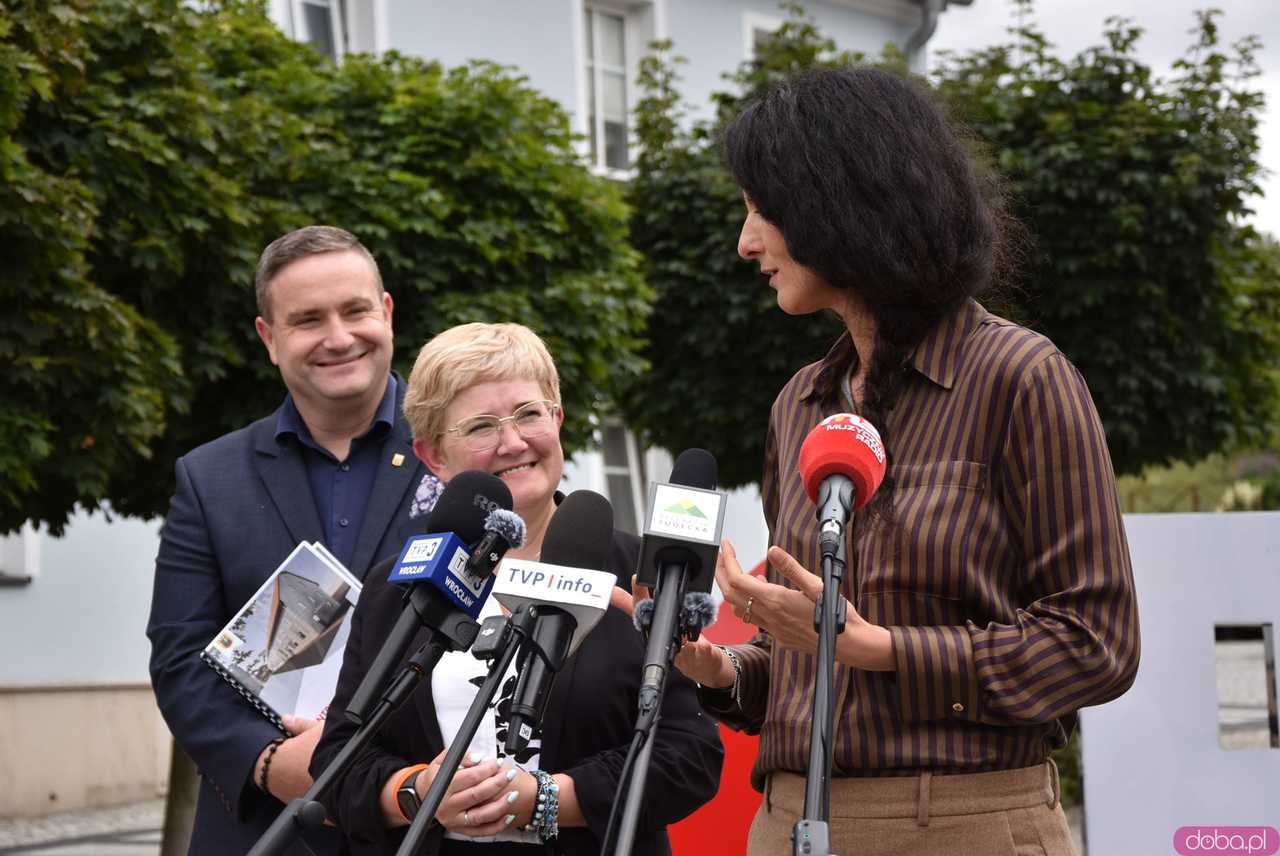 [FOTO, WIDEO] Czy uczniowie wrócą do szkoły we wrześniu? Jak zmieni się Centrum Kultury w Bardzie? Rząd przekazał kolejne miliony na odbudowę 