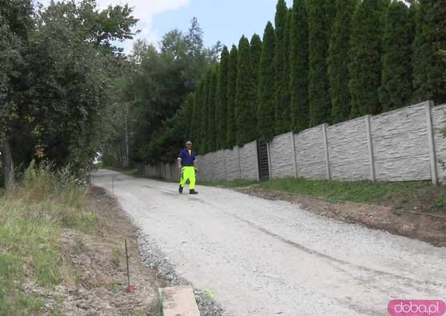 [FOTO, WIDEO] Po 18 latach odcinek łączący ul. Kłodzką i ul. Wodociągową w Kamieńcu Ząbkowickim został wyremontowany 