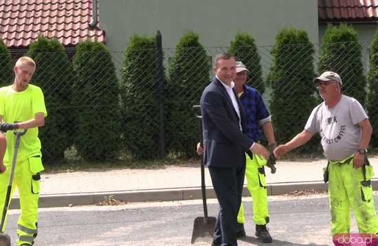 [FOTO, WIDEO] Po 18 latach odcinek łączący ul. Kłodzką i ul. Wodociągową w Kamieńcu Ząbkowickim został wyremontowany 