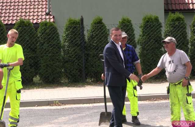 [FOTO, WIDEO] Po 18 latach odcinek łączący ul. Kłodzką i ul. Wodociągową w Kamieńcu Ząbkowickim został wyremontowany 