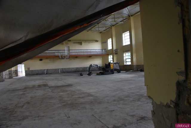 [FOTO, WIDEO] Ruszyła modernizacja Hali Sportowej w Kamieńcu Ząbkowickim. Czy uczniowie skorzystają z niej już we wrześniu?