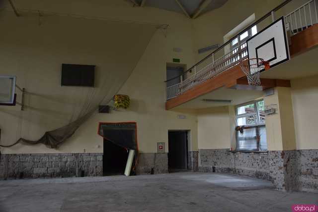 [FOTO, WIDEO] Ruszyła modernizacja Hali Sportowej w Kamieńcu Ząbkowickim. Czy uczniowie skorzystają z niej już we wrześniu?