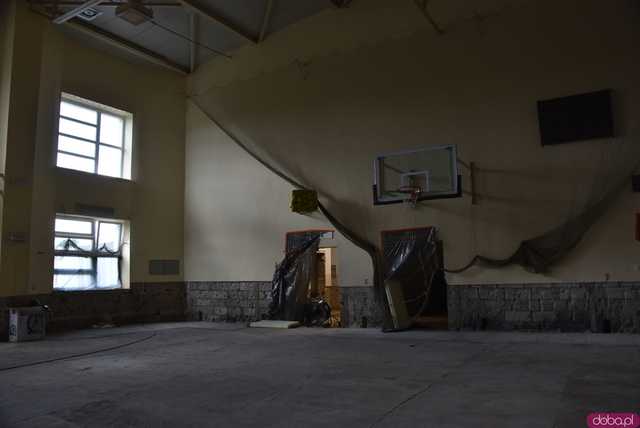 [FOTO, WIDEO] Ruszyła modernizacja Hali Sportowej w Kamieńcu Ząbkowickim. Czy uczniowie skorzystają z niej już we wrześniu?