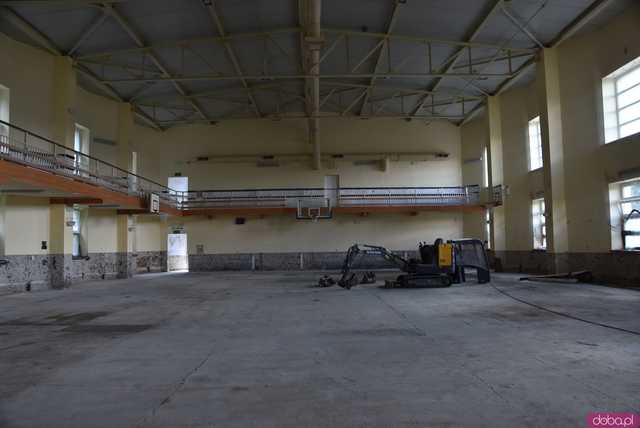 [FOTO, WIDEO] Ruszyła modernizacja Hali Sportowej w Kamieńcu Ząbkowickim. Czy uczniowie skorzystają z niej już we wrześniu?