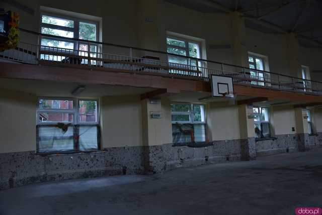 [FOTO, WIDEO] Ruszyła modernizacja Hali Sportowej w Kamieńcu Ząbkowickim. Czy uczniowie skorzystają z niej już we wrześniu?