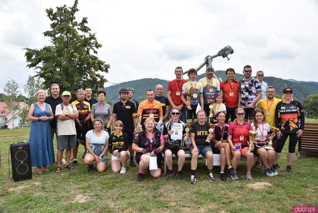 [FOTO, WIDEO] Burmistrz na motocyklu, krew na rynku i tłumy na rowerach, czyli otwarcie sezonu rowerowego w Bardzie