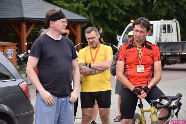 [FOTO, WIDEO] Burmistrz na motocyklu, krew na rynku i tłumy na rowerach, czyli otwarcie sezonu rowerowego w Bardzie