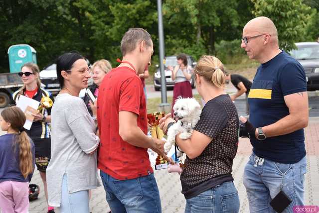 [FOTO, WIDEO] Burmistrz na motocyklu, krew na rynku i tłumy na rowerach, czyli otwarcie sezonu rowerowego w Bardzie