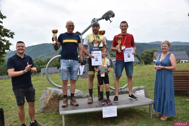 [FOTO, WIDEO] Burmistrz na motocyklu, krew na rynku i tłumy na rowerach, czyli otwarcie sezonu rowerowego w Bardzie