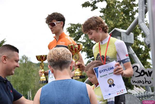 [FOTO, WIDEO] Burmistrz na motocyklu, krew na rynku i tłumy na rowerach, czyli otwarcie sezonu rowerowego w Bardzie