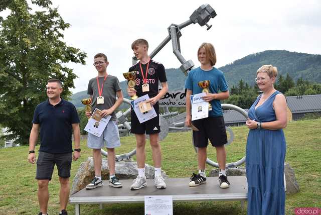 [FOTO, WIDEO] Burmistrz na motocyklu, krew na rynku i tłumy na rowerach, czyli otwarcie sezonu rowerowego w Bardzie