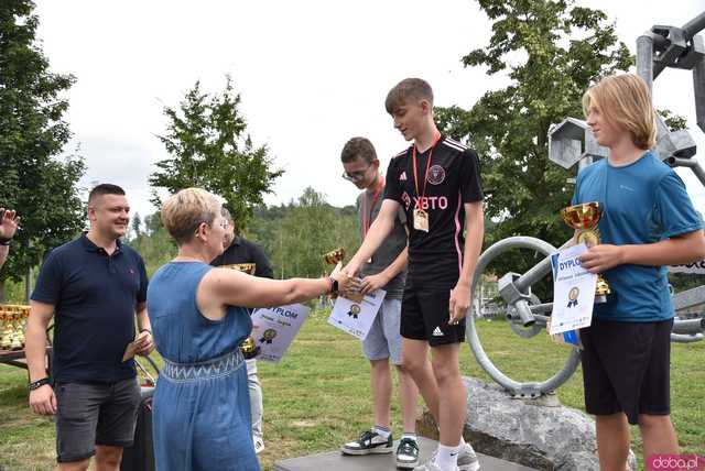 [FOTO, WIDEO] Burmistrz na motocyklu, krew na rynku i tłumy na rowerach, czyli otwarcie sezonu rowerowego w Bardzie