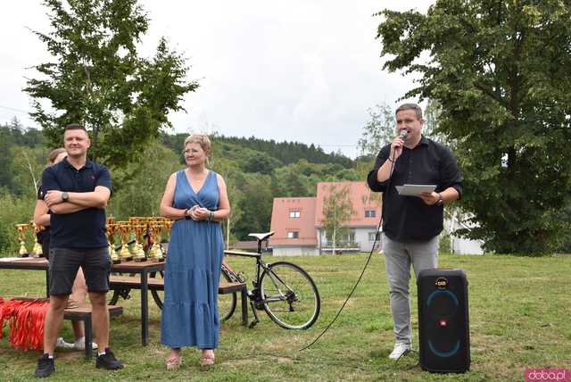 [FOTO, WIDEO] Burmistrz na motocyklu, krew na rynku i tłumy na rowerach, czyli otwarcie sezonu rowerowego w Bardzie